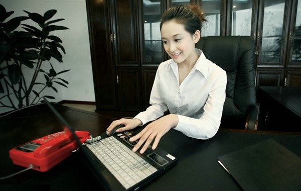 办公室里的靓丽可爱秘书(图3)