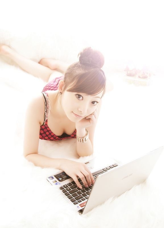 百变楚楚华硕广告代言照(图1)