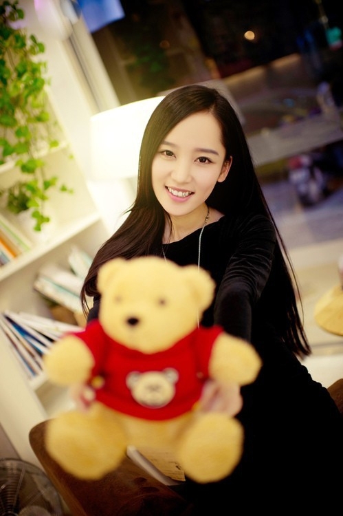 白皙美女皮肤如牛奶一般(图2)