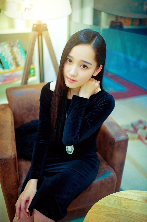 白皙美女皮肤如牛奶一般(图4)