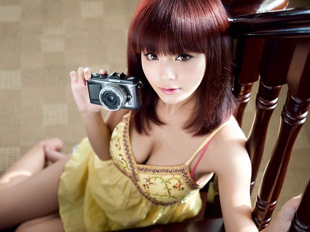 清纯少女招显性感姿态(图2)