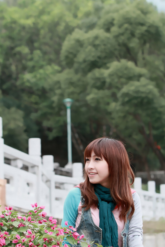 接电话美眉笑容如此甜美(图11)