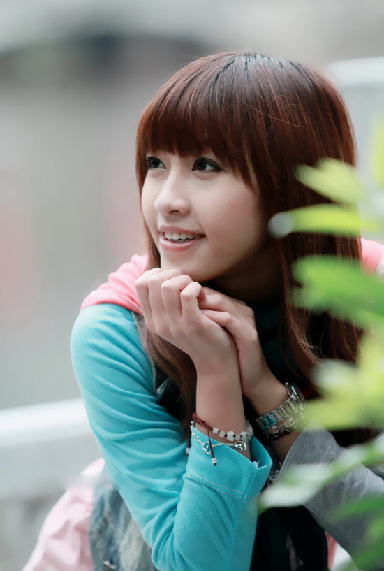 接电话美眉笑容如此甜美(图13)