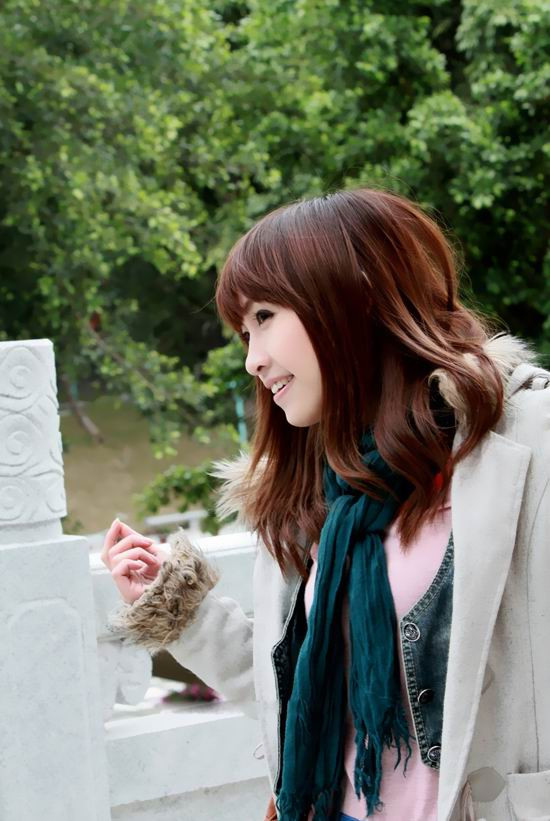 接电话美眉笑容如此甜美(图16)