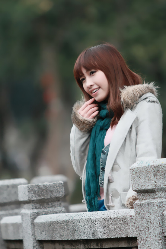 接电话美眉笑容如此甜美(图18)