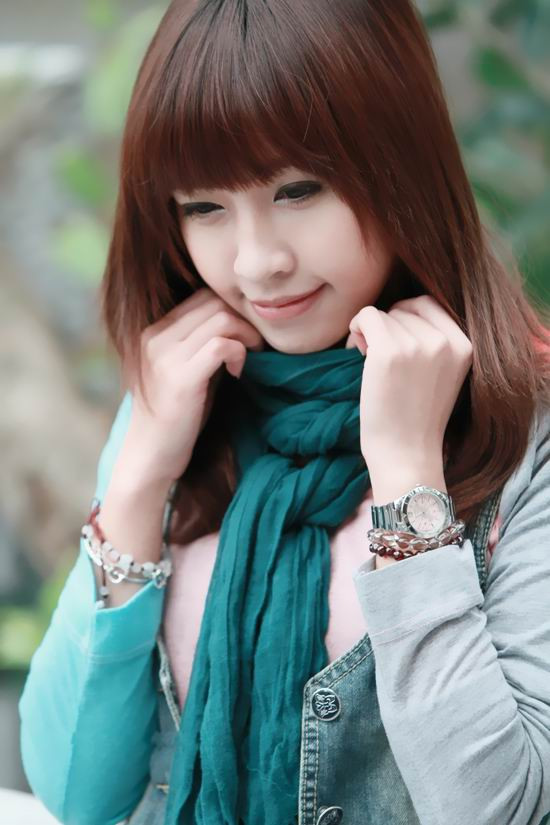 接电话美眉笑容如此甜美(图2)