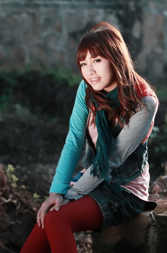 接电话美眉笑容如此甜美(图4)