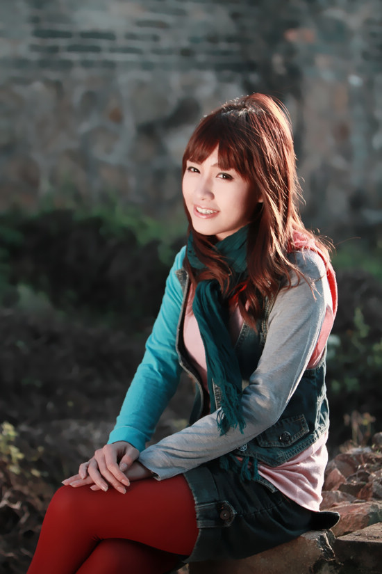 接电话美眉笑容如此甜美(图5)