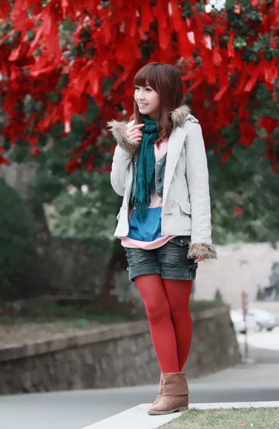 接电话美眉笑容如此甜美(图6)