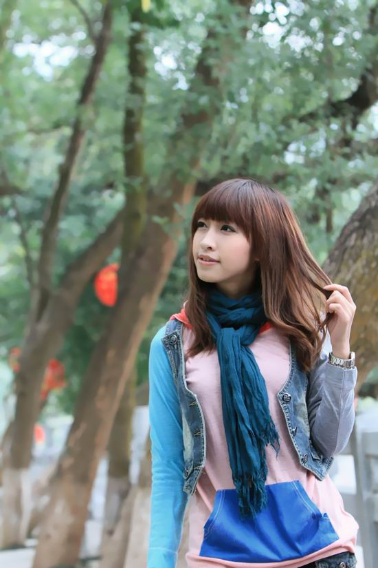 接电话美眉笑容如此甜美(图7)