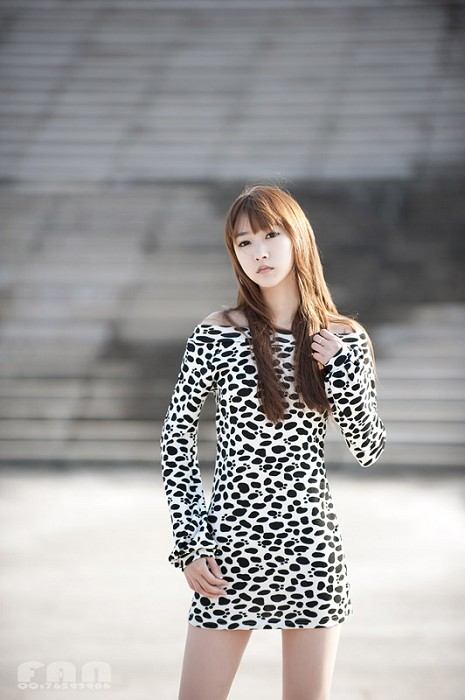 气质美女长腿展示好身材(图3)