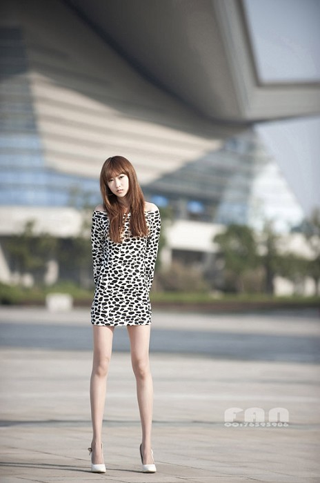 气质美女长腿展示好身材(图4)