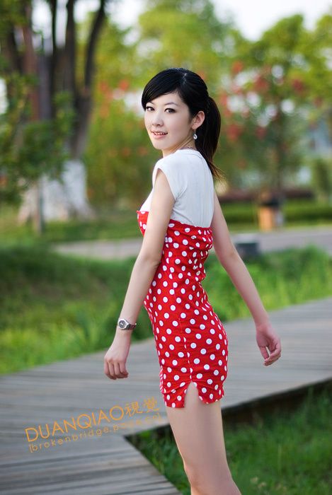 七月仲夏美女湖边拍写真(图3)