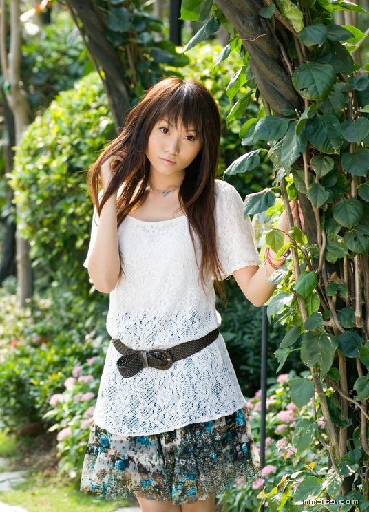 极品清纯美女公园靓丽写真(图11)