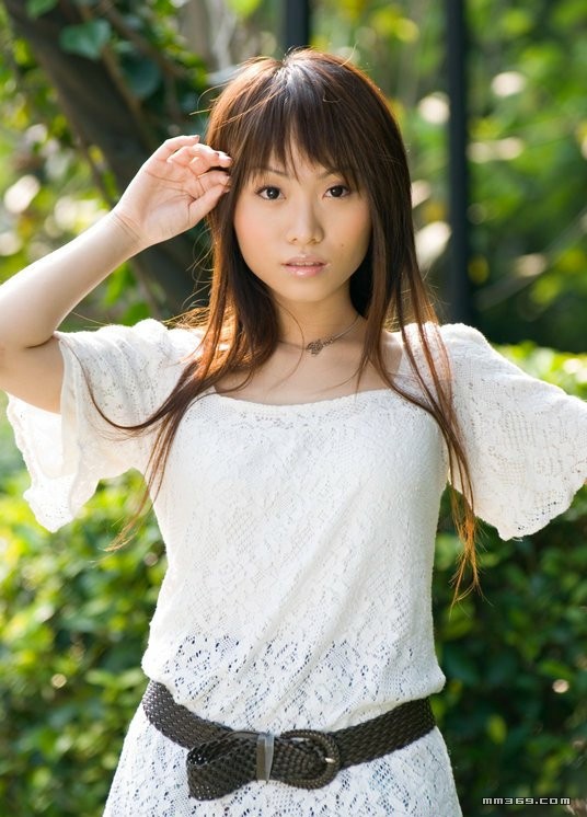 极品清纯美女公园靓丽写真(图13)