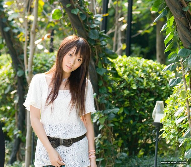 极品清纯美女公园靓丽写真(图14)