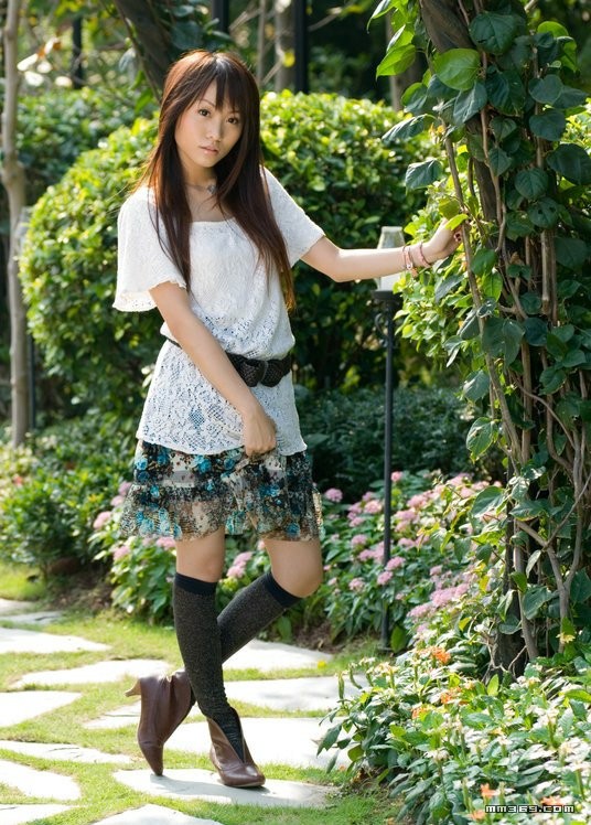 极品清纯美女公园靓丽写真(图15)