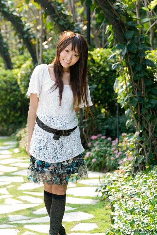 极品清纯美女公园靓丽写真(图16)