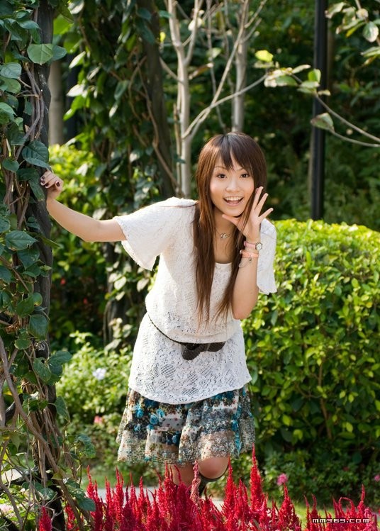 极品清纯美女公园靓丽写真(图17)