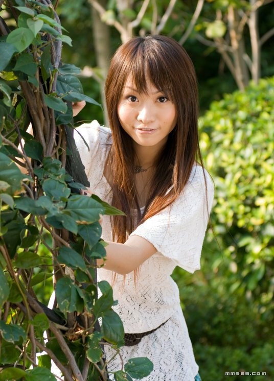 极品清纯美女公园靓丽写真(图18)