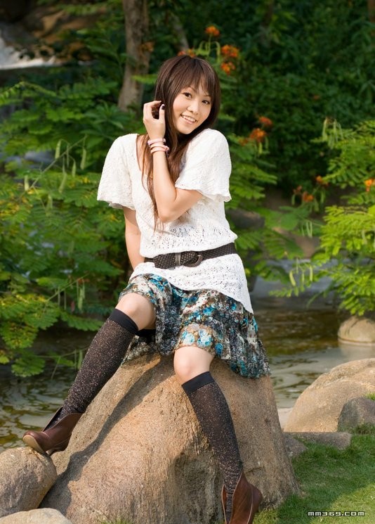 极品清纯美女公园靓丽写真(图20)