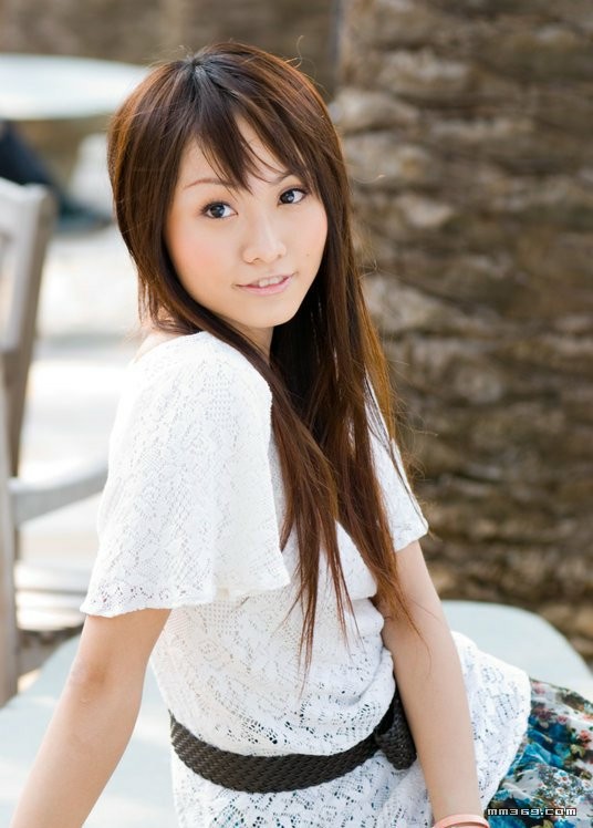 极品清纯美女公园靓丽写真(图3)