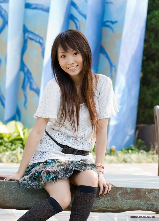 极品清纯美女公园靓丽写真(图4)