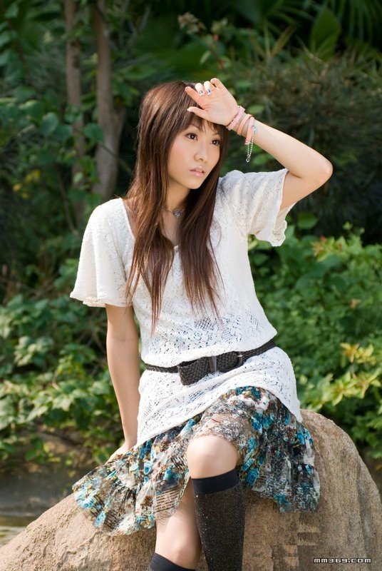 极品清纯美女公园靓丽写真(图5)