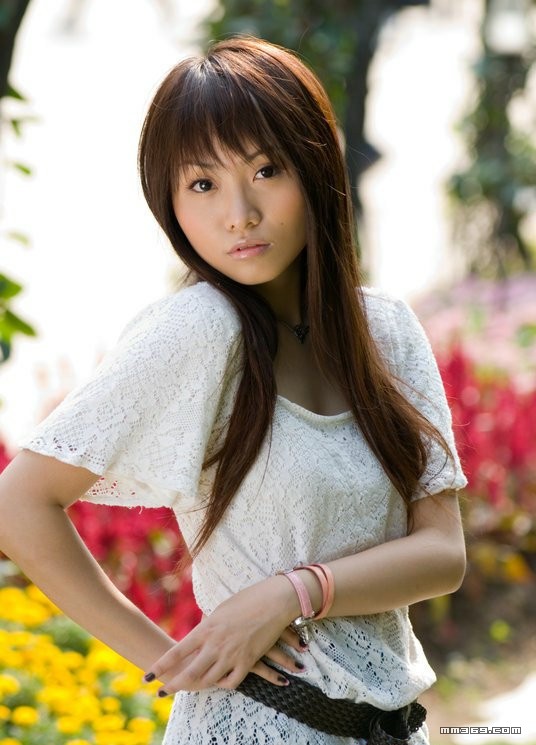 极品清纯美女公园靓丽写真(图6)