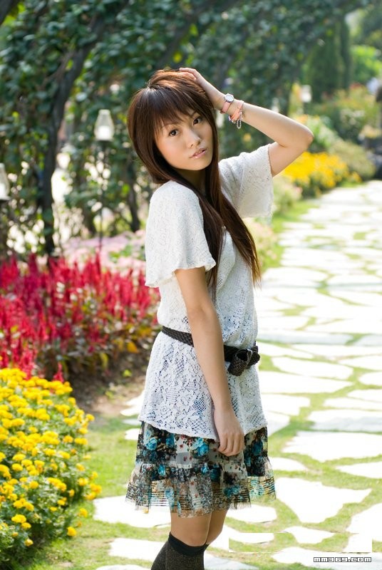 极品清纯美女公园靓丽写真(图7)