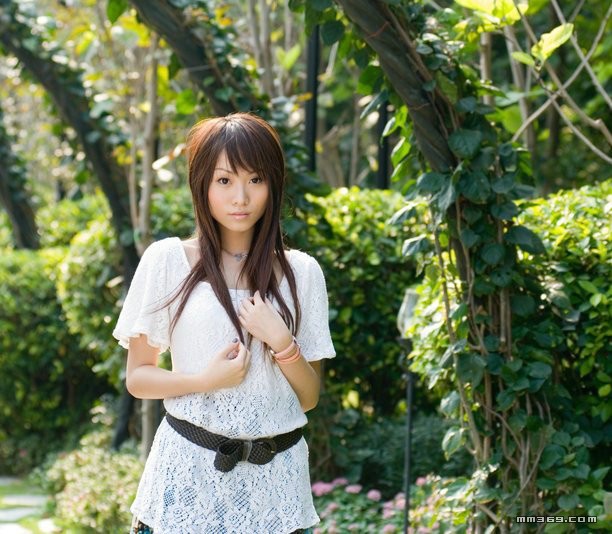 极品清纯美女公园靓丽写真(图9)