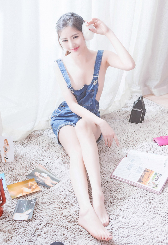 嫩模李昔雨白色耳罩笑容脸上尽现(图2)