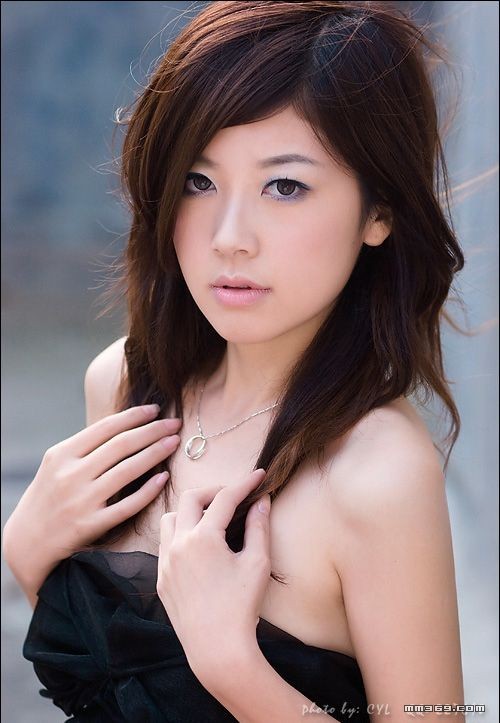 黑色裹胸的清纯小美人(图3)