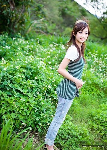 都市女孩陶醉于绿色田野中(图3)