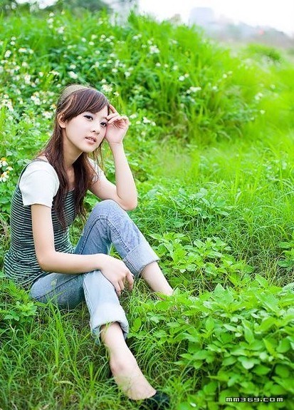 都市女孩陶醉于绿色田野中(图4)