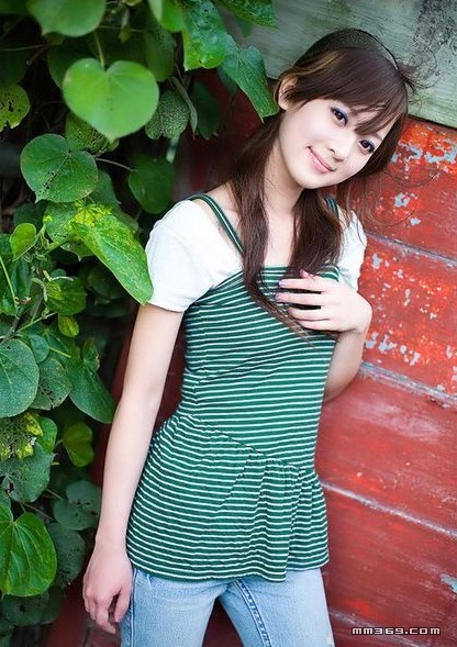 都市女孩陶醉于绿色田野中(图5)