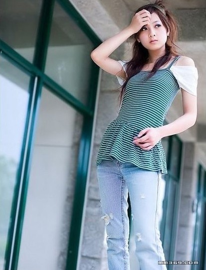 都市女孩陶醉于绿色田野中(图6)