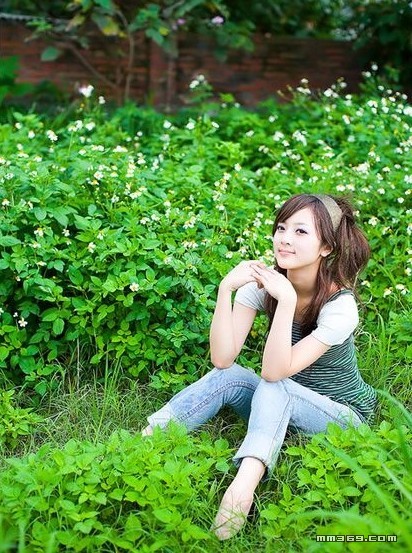 都市女孩陶醉于绿色田野中(图7)