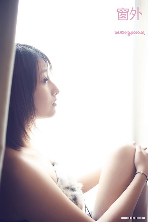 放眼窗外的清纯美眉写真(图2)