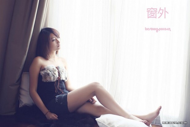 放眼窗外的清纯美眉写真(图5)