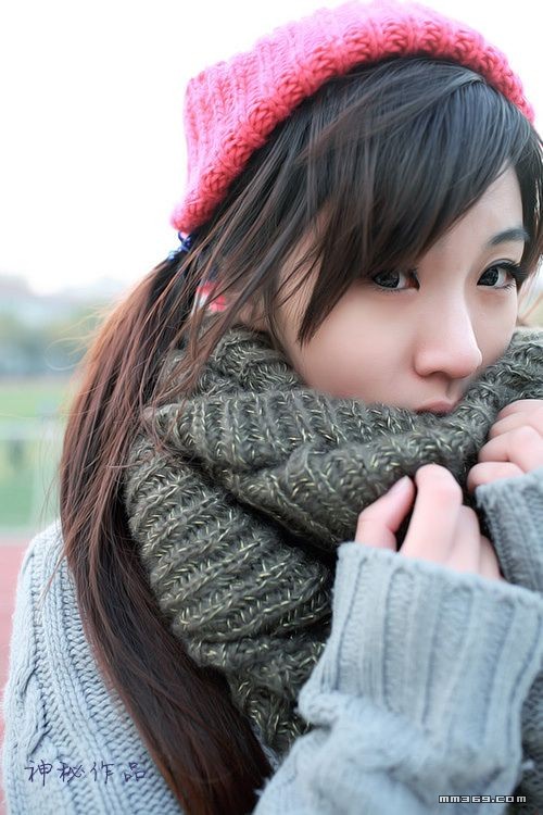 冬日清晨校园里漫步的MM(图1)