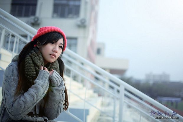 冬日清晨校园里漫步的MM(图4)