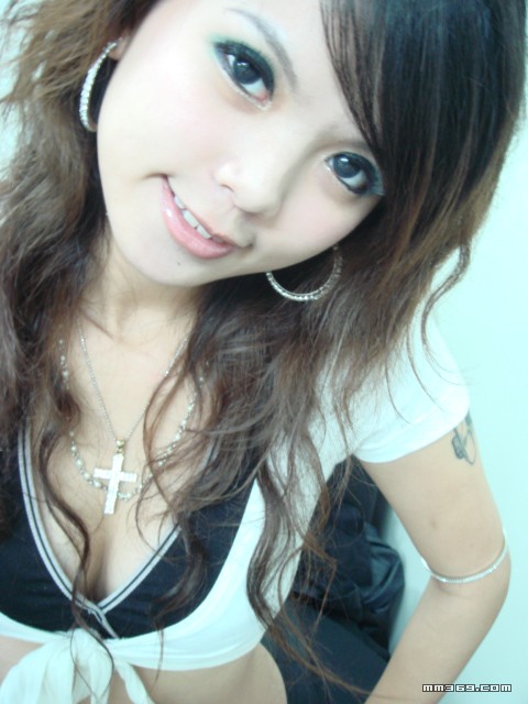 打扮前卫的90后非主流美眉(图1)