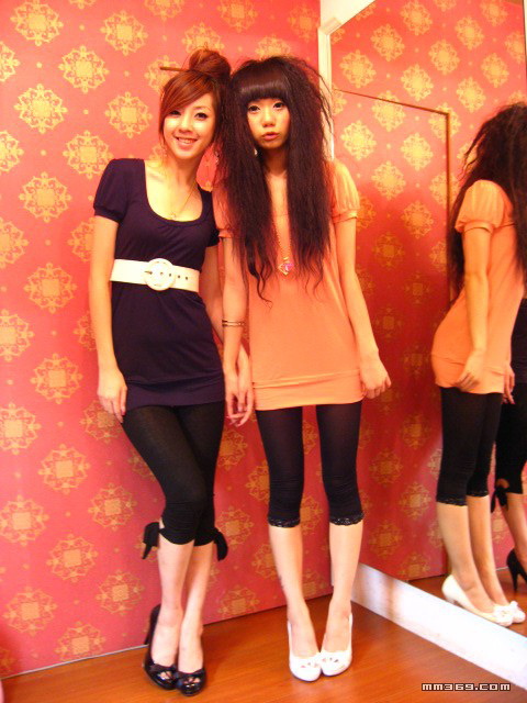 打扮前卫的90后非主流美眉(图4)