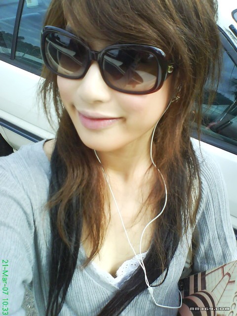 打扮前卫的90后非主流美眉(图5)