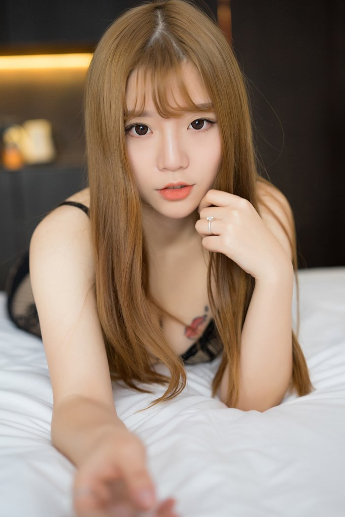 嫩模程彤颜斑马连体网袜很有看点(图30)