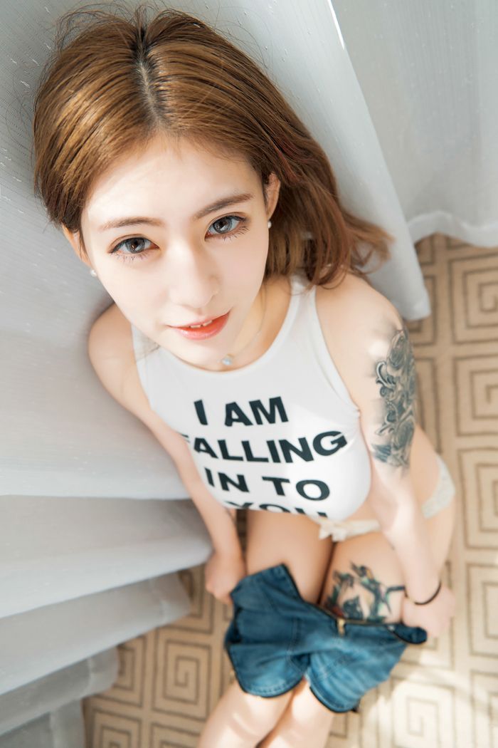 白嫩美人Cherry纹身显眼秀诱人酥胸(图16)