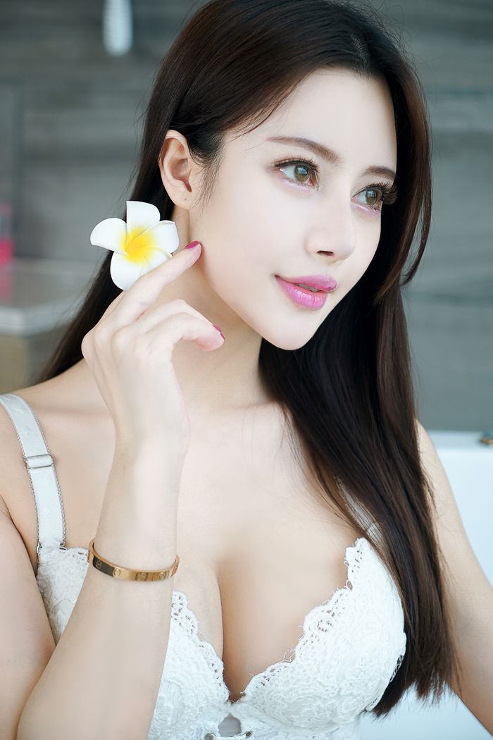 纯美人雪瑞拍写真白色肩带险滑落(图12)