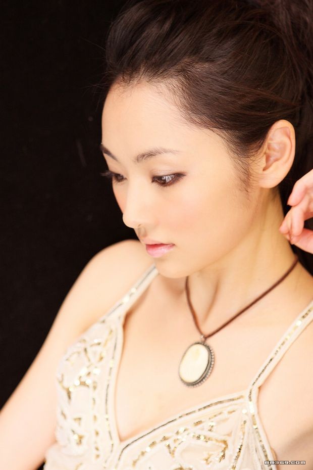 靓丽白衣天使极品写真(图12)