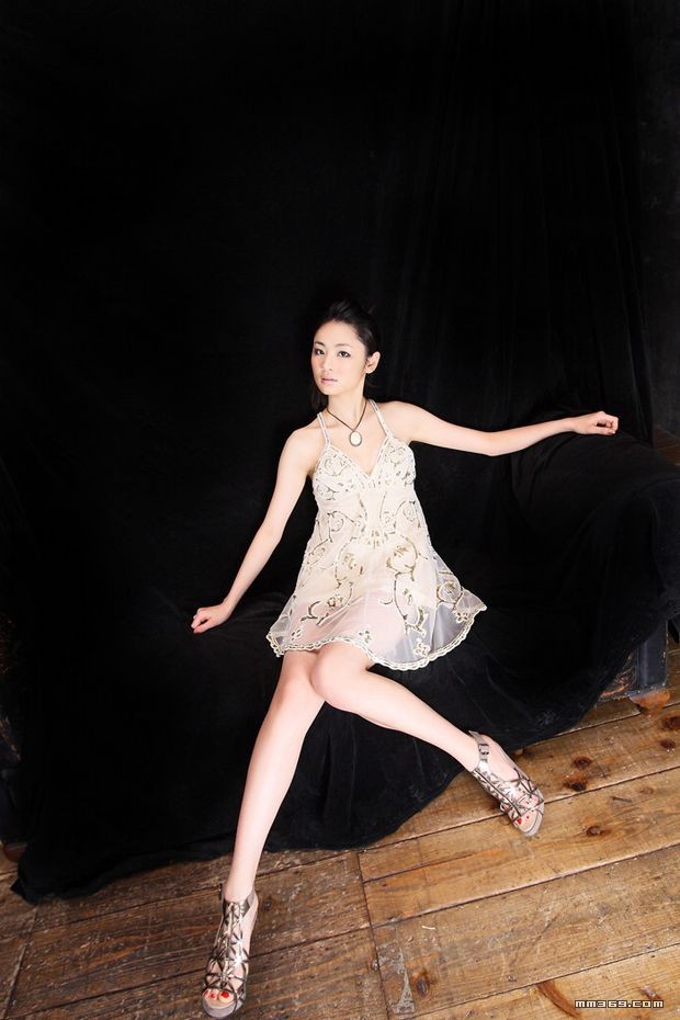 靓丽白衣天使极品写真(图14)